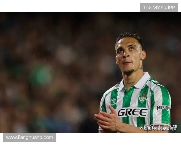 冷帽足球明星的身份揭晓他在赛场上的表现令人惊叹