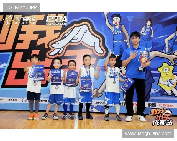 篮球足球明星萌娃齐聚一堂展现运动魅力与童趣无限的精彩瞬间