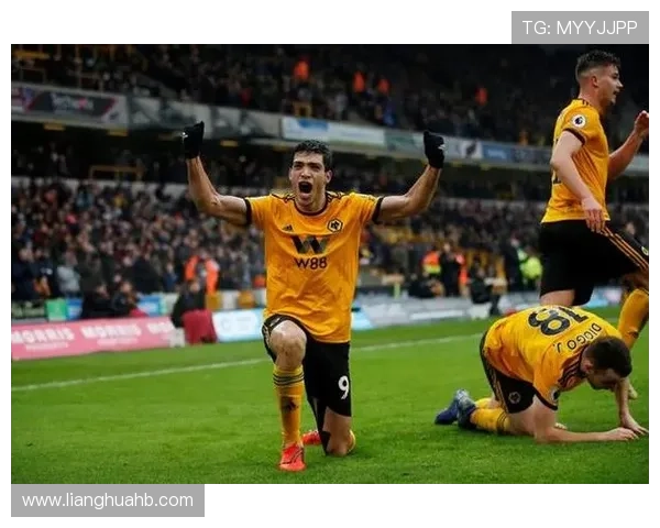 狼队头像下的足球明星女神展现魅力与实力的完美结合