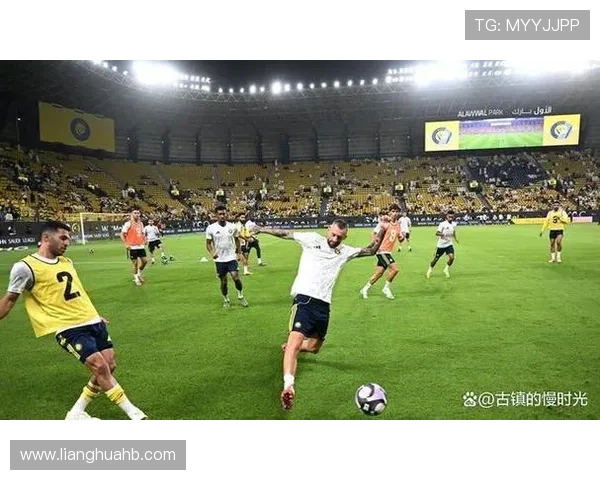 足球明星的日常生活揭秘:训练之外的休闲与家庭时光 足球明星的日常生活揭秘:训练之外的休闲与家庭时光